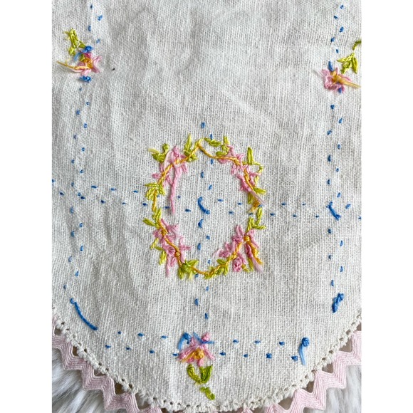 Vintage 1950s embroidered table runner - Picture 4 of 5